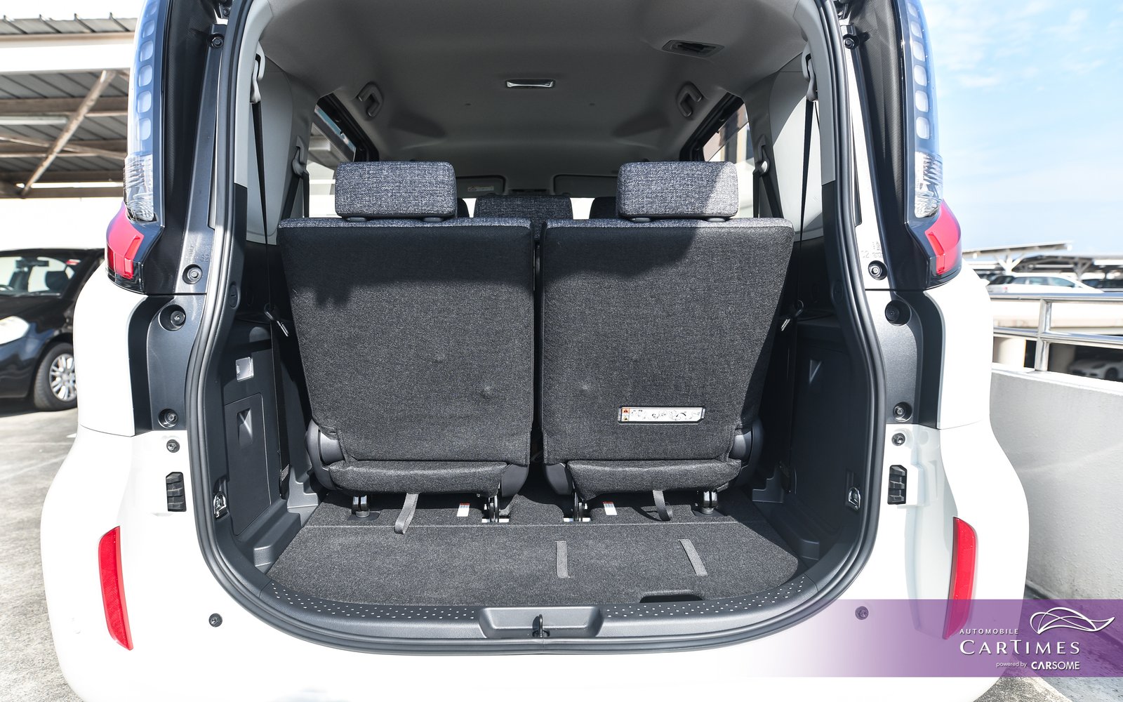 Toyota Sienta Hybrid photo 12